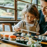 un-primer-plano-de-la-gente-comiendo-sushi