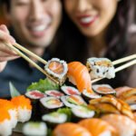 un-primer-plano-de-la-gente-comiendo-sushi (2)